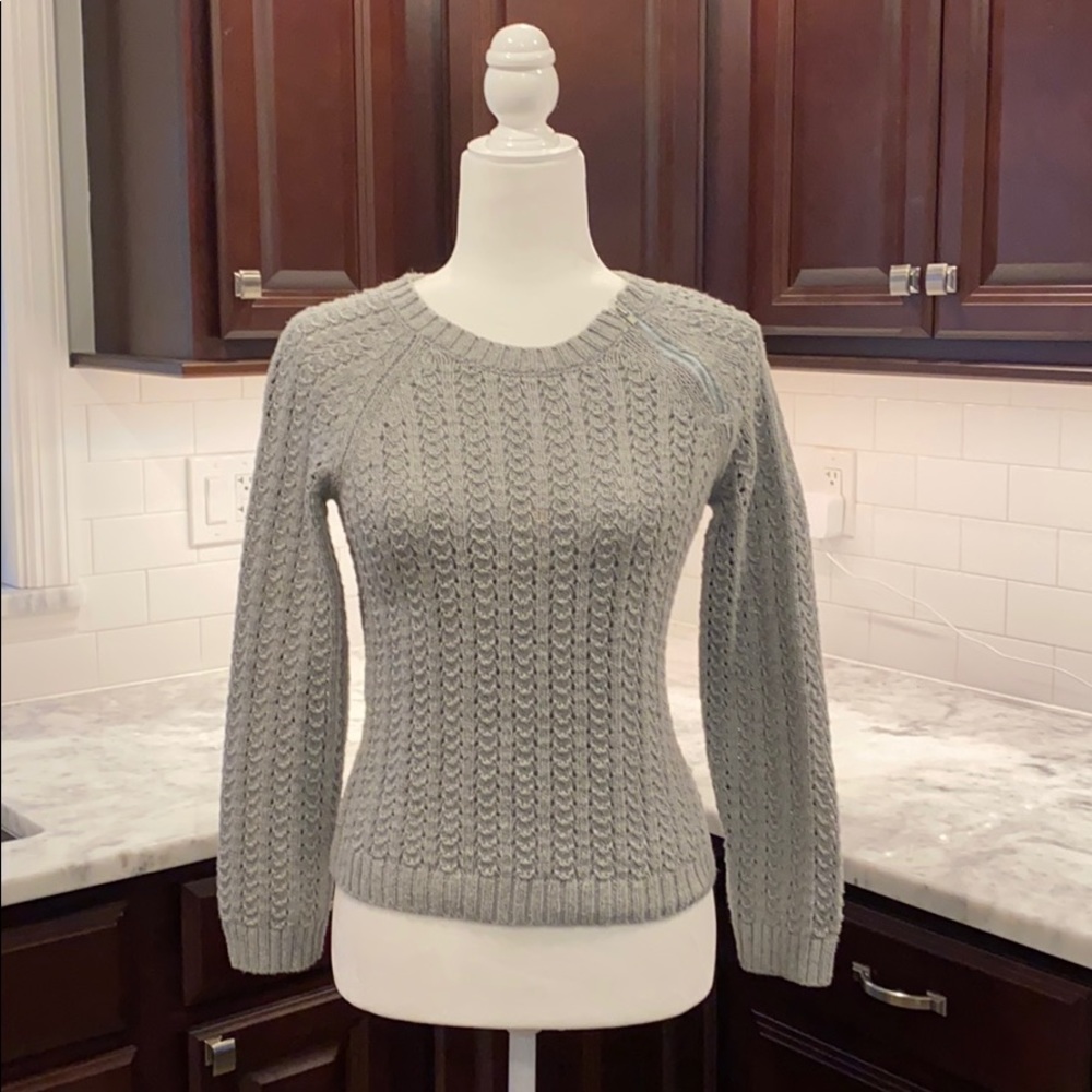 AMERICAN EAGLE fitted gray crewneck sweater